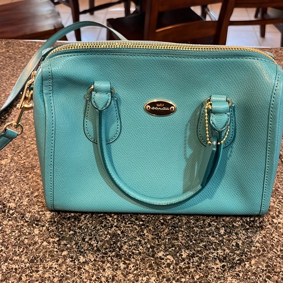 Coach bag styled with Crossbody also 2 in 1 bag lol - Picture 1 of 10